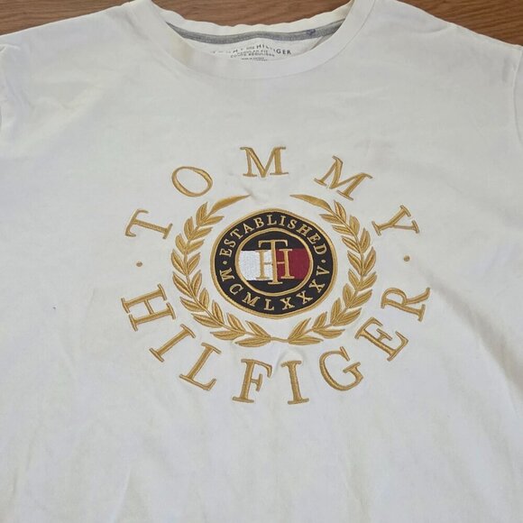 Men's Tommy Hilfiger Size Large Gold Embroidered Established Logo Crest T-Shirt - Picture 2 of 12